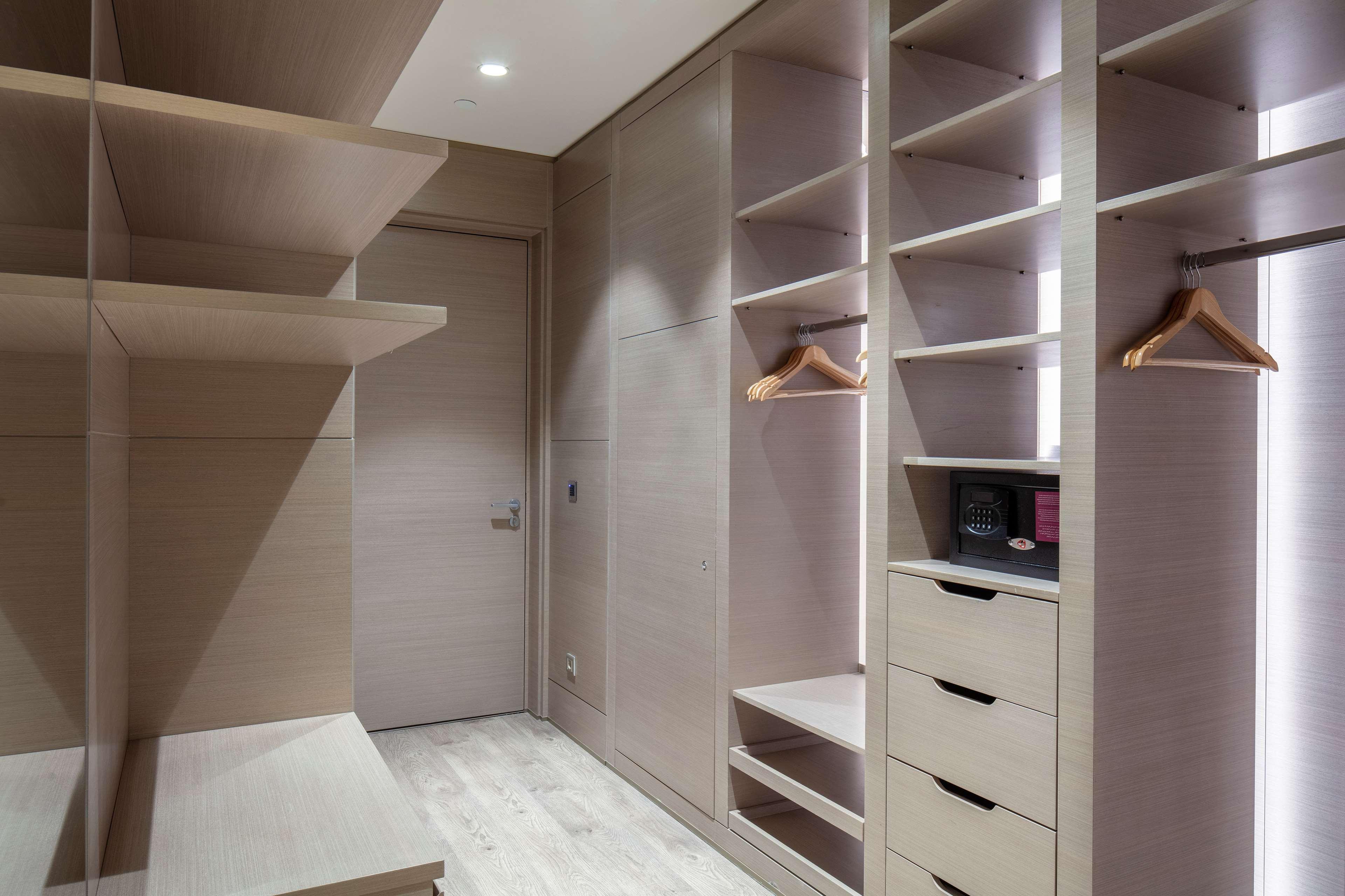 Hilton Istanbul Bakirkoy Hotel Exterior foto A walk-in closet