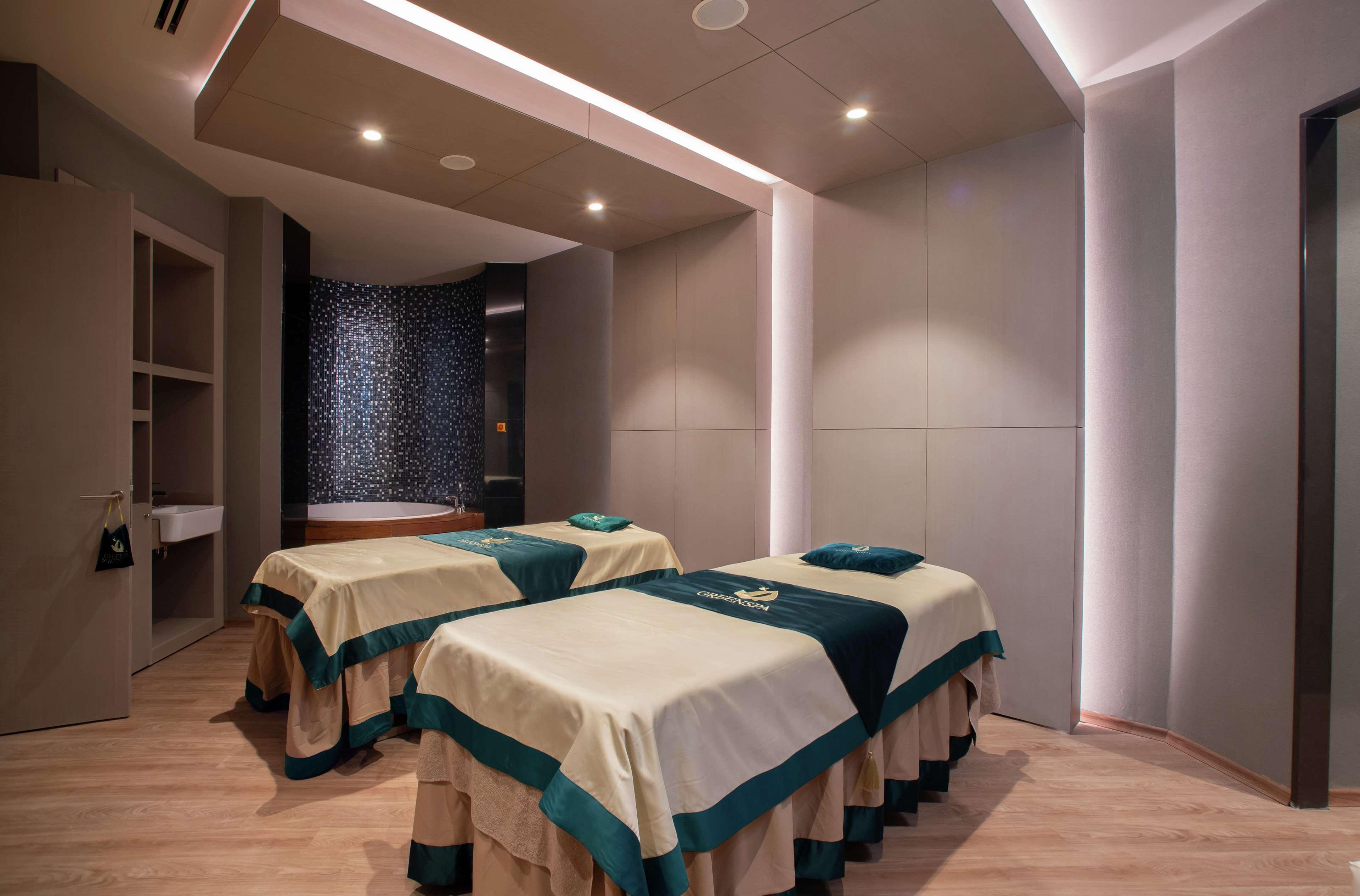 Hilton Istanbul Bakirkoy Hotel Exterior foto A treatment room at the spa