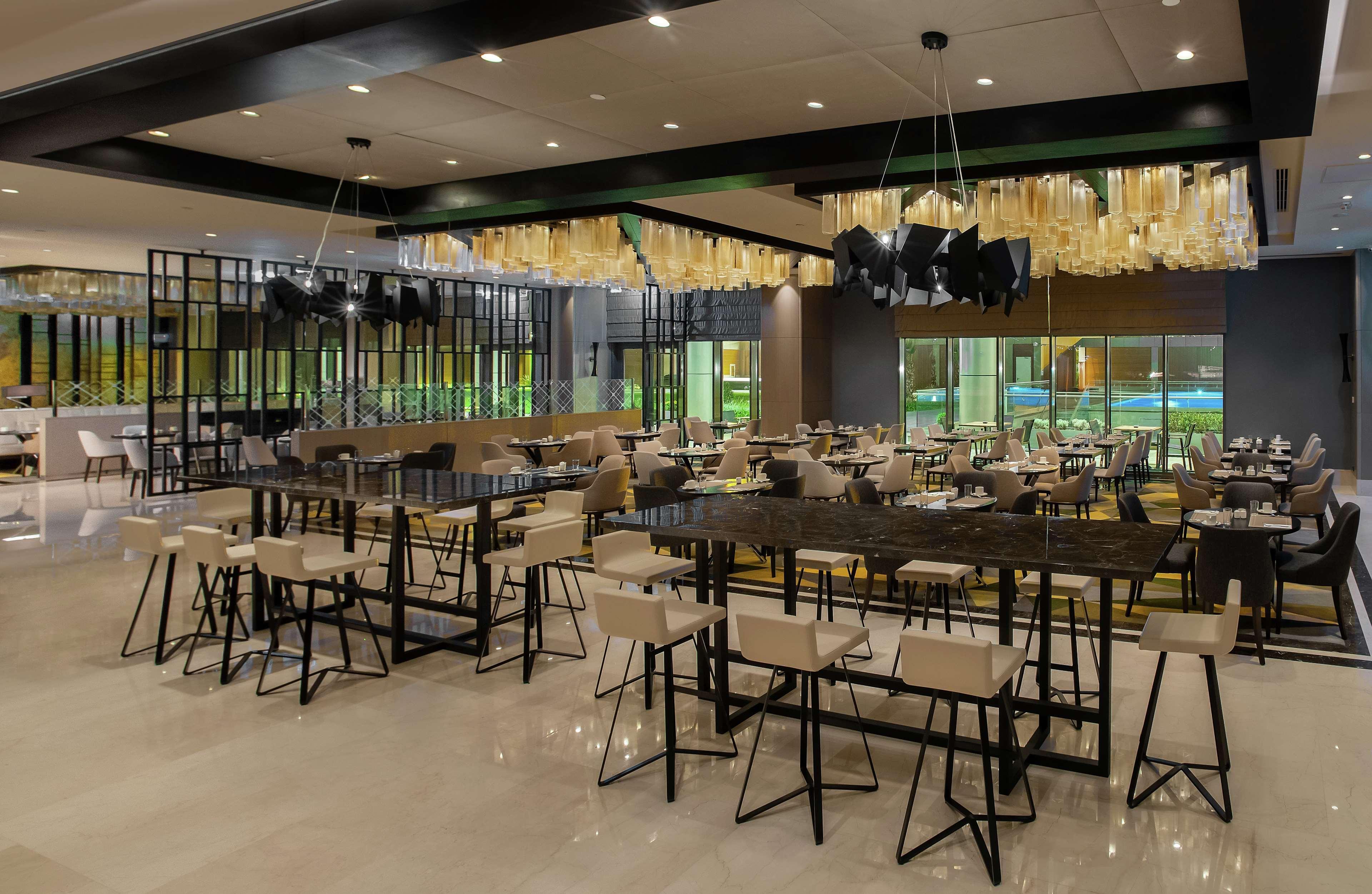 Hilton Istanbul Bakirkoy Hotel Exterior foto The interior of the restaurant