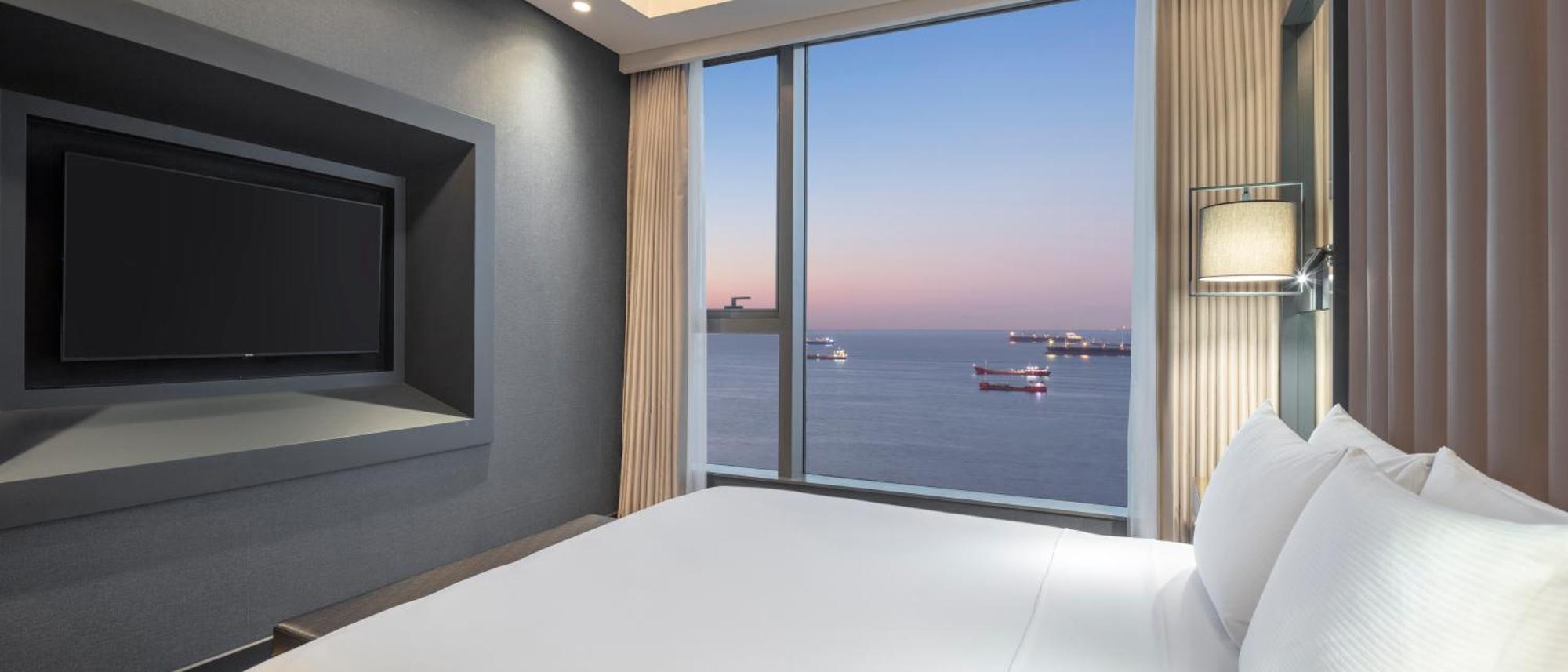 Hilton Istanbul Bakirkoy Hotel Exterior foto A bedroom at the hotel