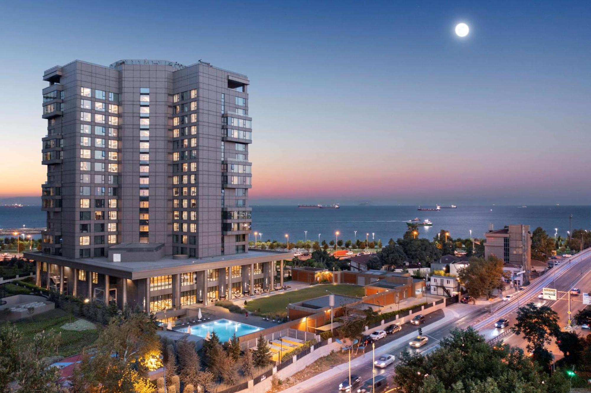 Hilton Istanbul Bakirkoy Hotel Exterior foto The complex at night