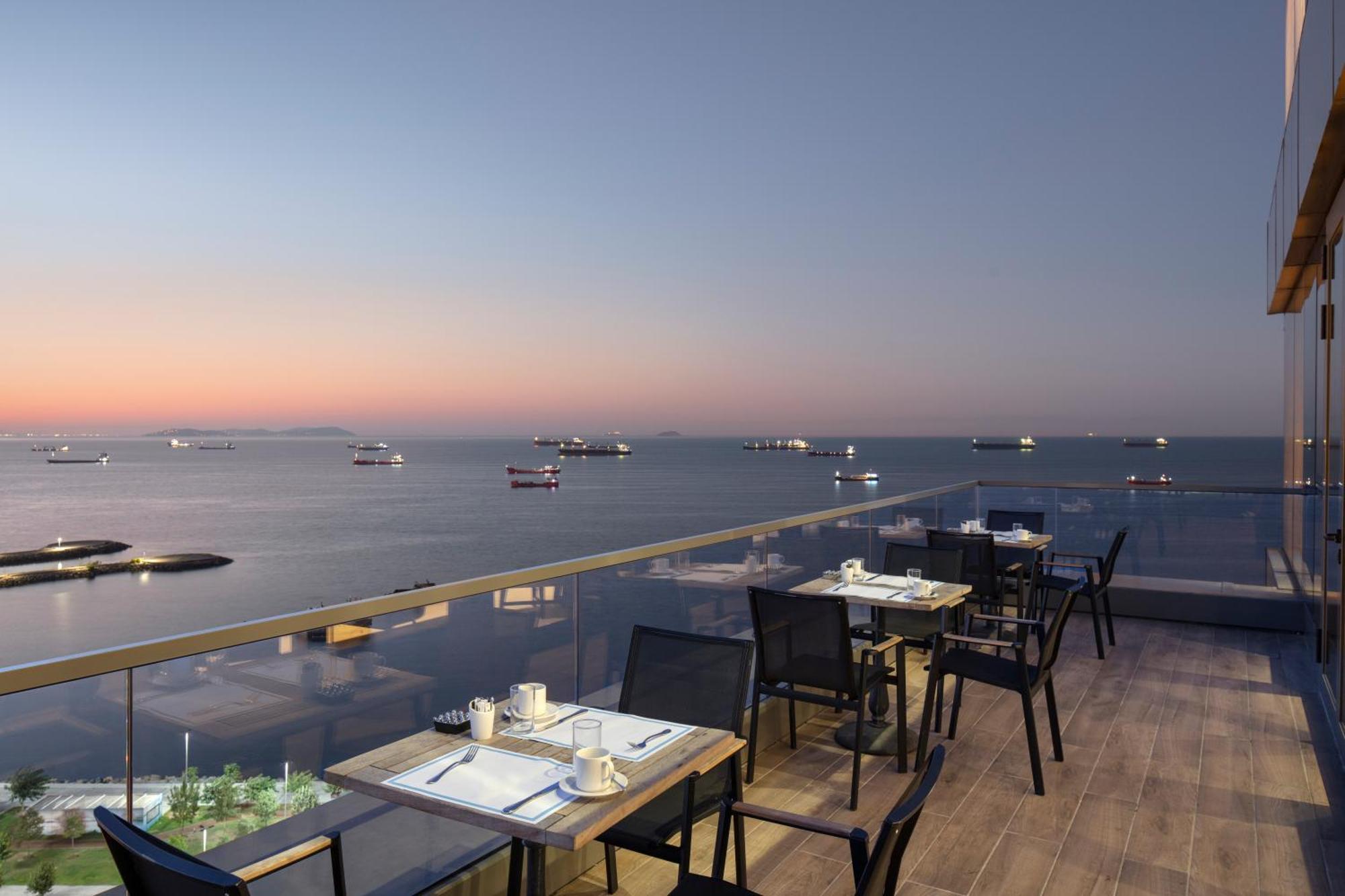 Hilton Istanbul Bakirkoy Hotel Exterior foto View from the restaurant